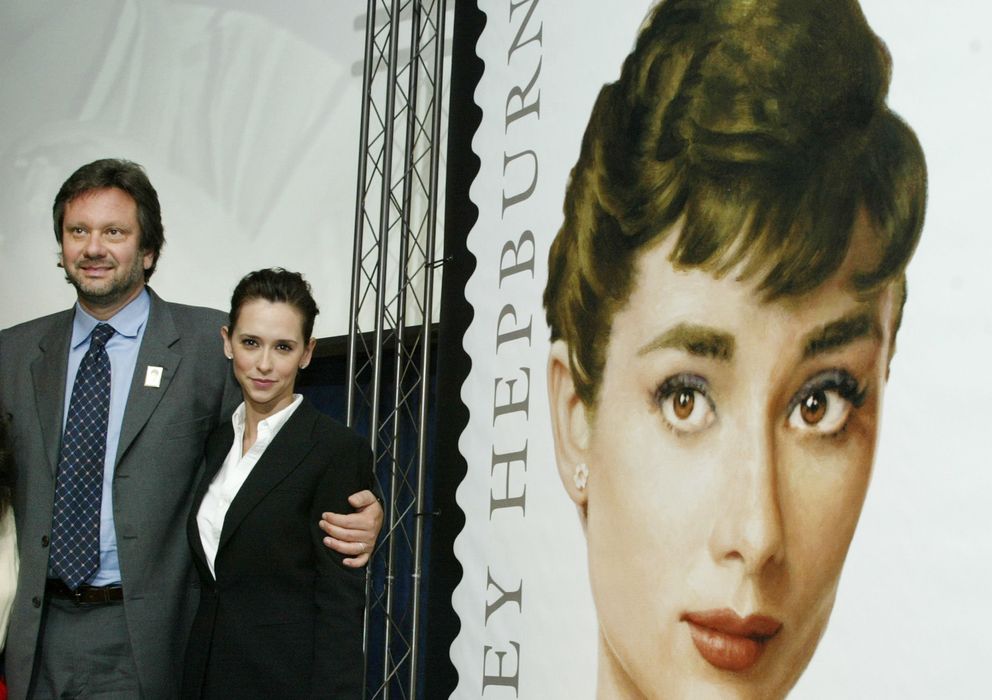 Foto: Sean Hepburn y Jeniffer Love Hewitt junto al sello honorífico de Audrey Hepburn. (Reuters)