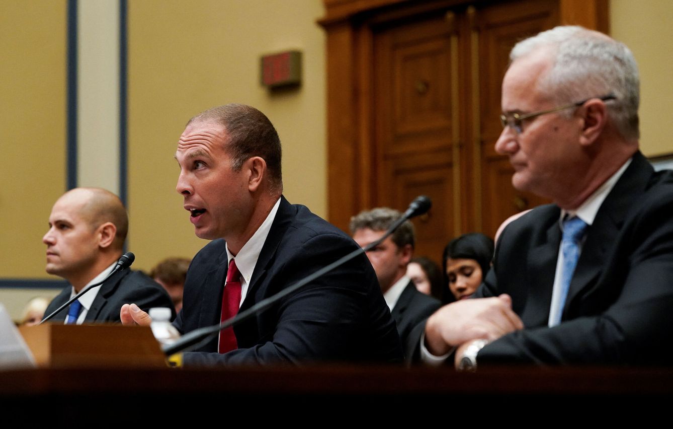 De izquierda a derecha: Ryan Graves, David Grusch y David Fravor en su declaración en la Cámara de Representantes de EEUU. (Reuters)