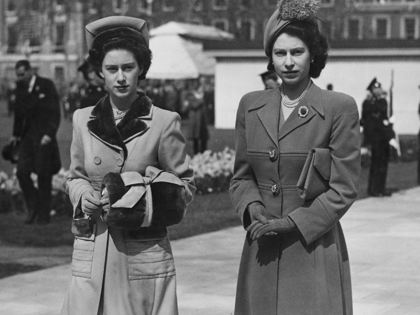 Isabel II con su hermana Margarita, en una imagen de archivo. (Getty)