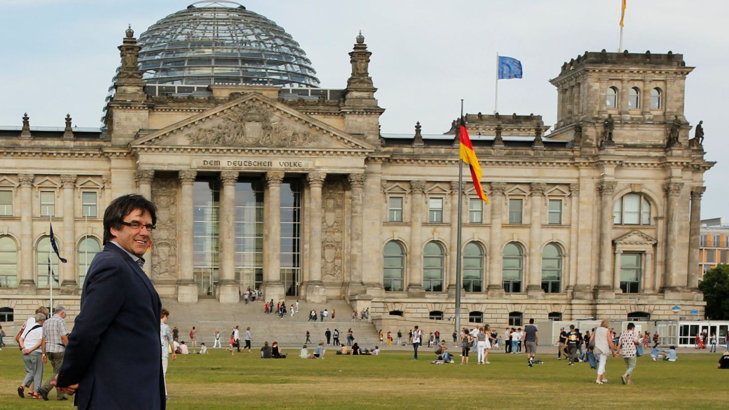 Puigdemont frente al Bundestag en Berlín, en una imagen del mes pasado. (Reuters)