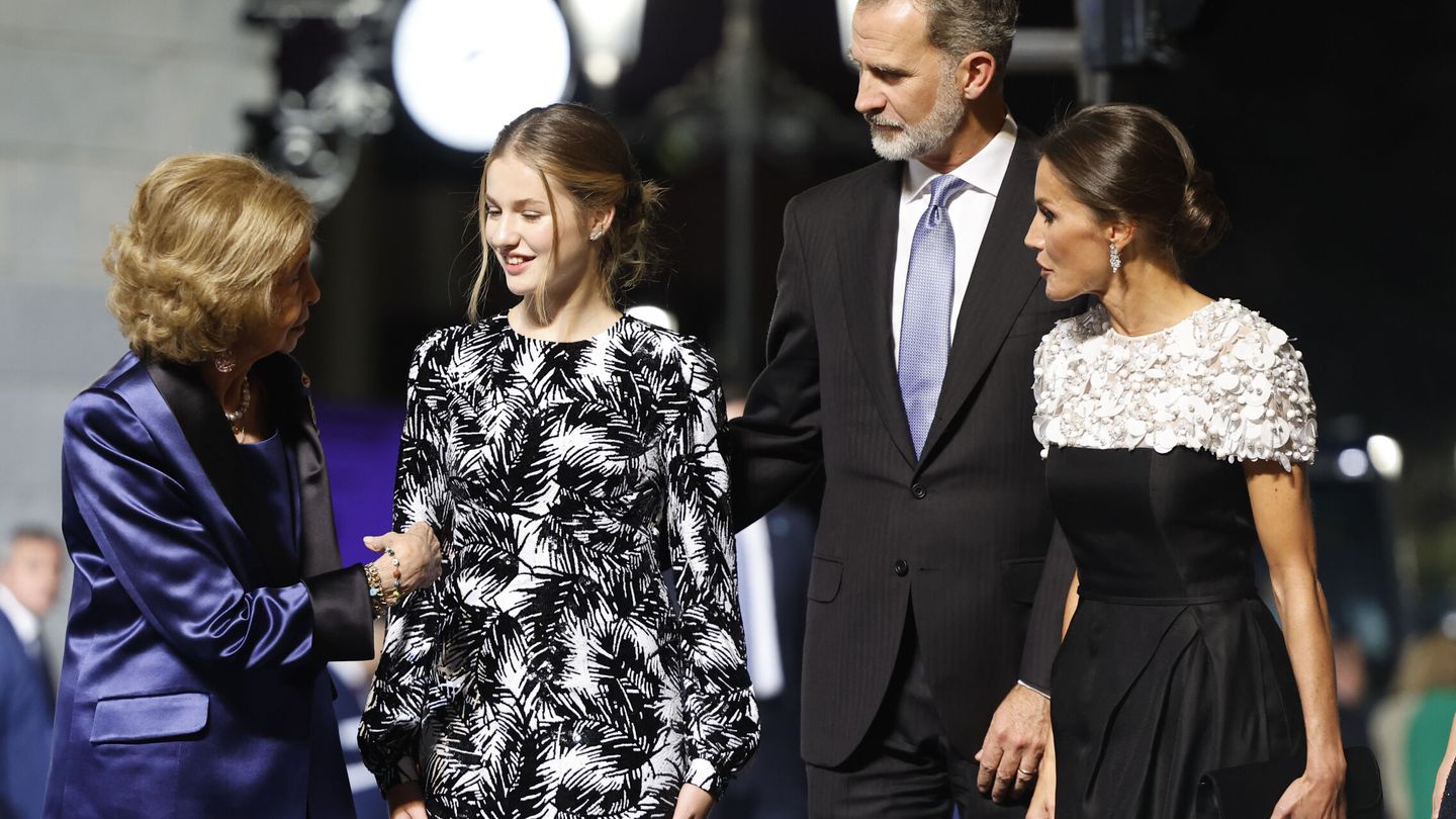 La princesa Leonor, los reyes Felipe VI y Letizia, y la reina Sofía. EFE  Ballesteros 