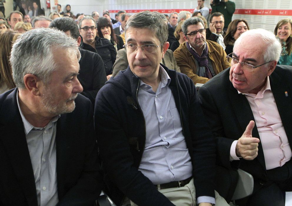 Foto: El senador y expresidente asturiano,  Vicente Álvarez Areces (dcha.), junto a José Antonio Griñán y Patxi López. (EFE)