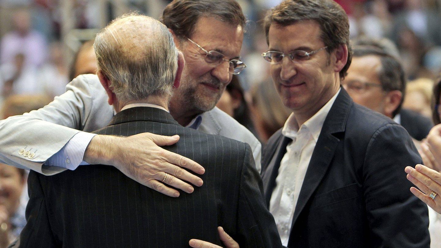 El expresidente del Gobierno, Mariano Rajoy (i, detrás) saluda al expresidente de la Xunta Gerardo Fernández Albor. (EFE)