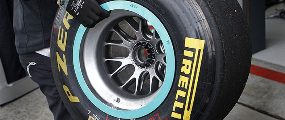 Foto: Mercedes y Pirelli se la 'cuelan' a la FIA y la sanción se queda en una reprimenda