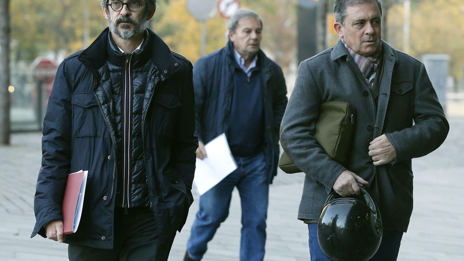 Foto: Jordi Pujol Ferrusola (derecha), hijo del expresidente de la Generalitat, a la entrada de los juzgados de Barcelona. (EFE)