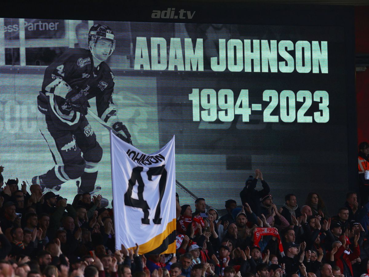 Foto: Homenaje al jugador fallecido. (Reuters/Molly Darlington)