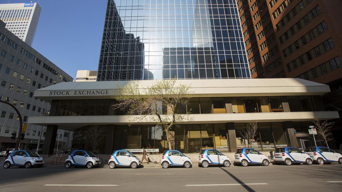 Un grupo de coches Car2Go, aparcados en la ciudad canadiense de Calgary. (Reuters)