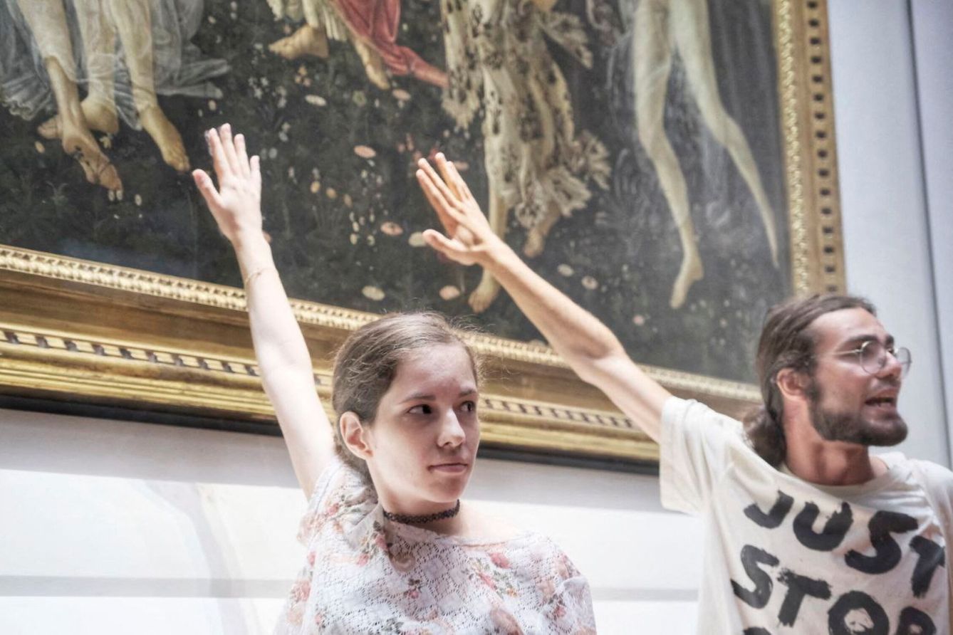 Dos activistas de 'Última Generazione' delante del cuadro de 'La Primavera' de Botticelli este verano. (Reuters)