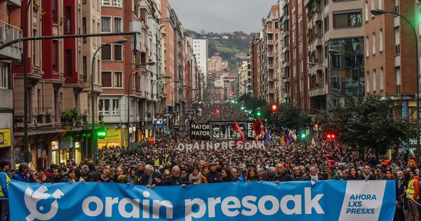 Foto: Manifestación en Bilbao para pedir cambiar la política penitenciaria que se aplica a los reclusos de ETA. (EFE)