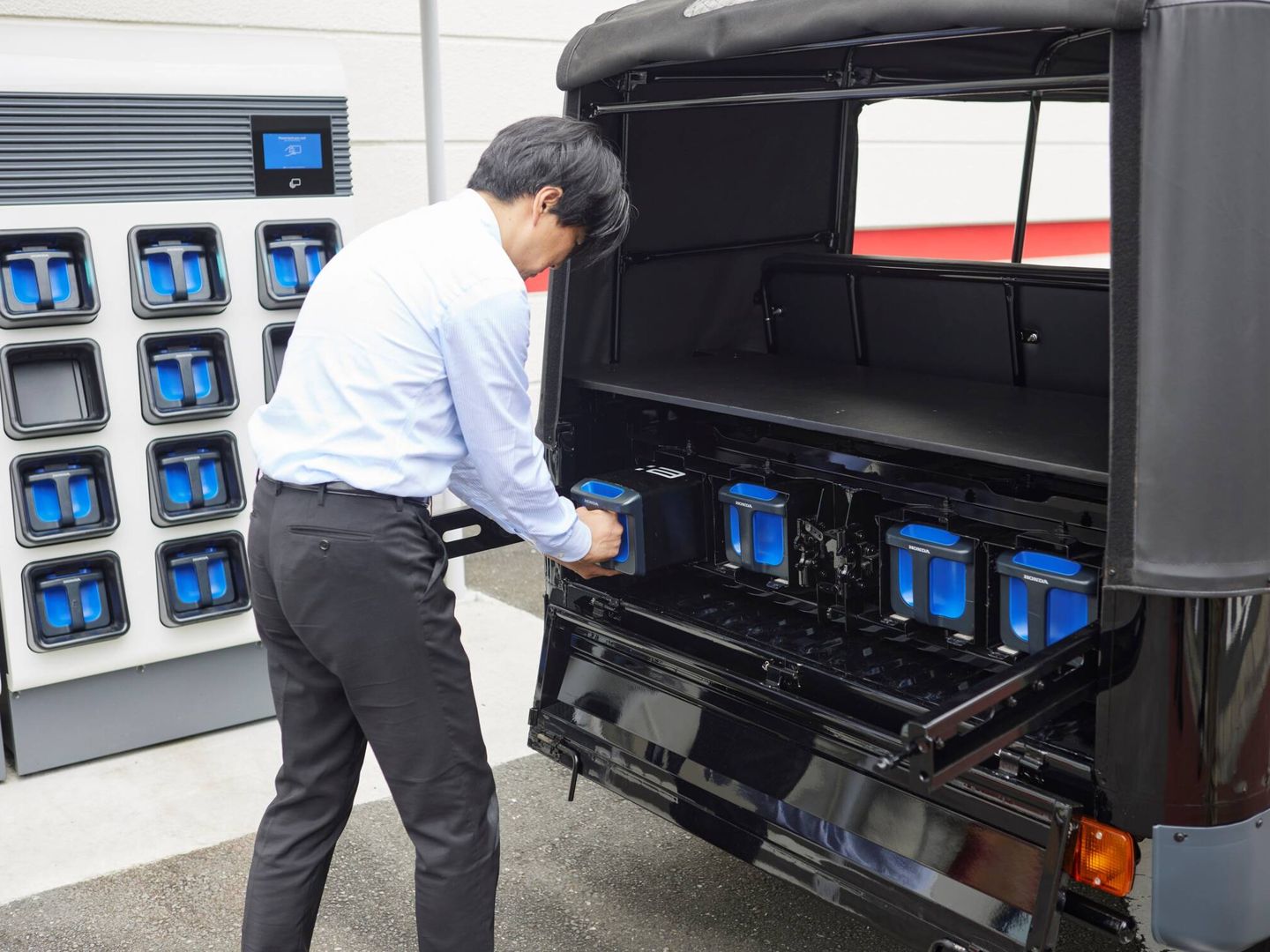 Cada sistema acumulador de Honda pesa 10,3 kilos y tiene una capacidad superior a 1,3 kWh. Las pruebas realizadas en India desde febrero han demostrado que el proyecto es viable.