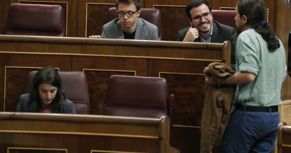 Foto: El líder de Unidos Podemos, Pablo Iglesias (d), conversa con los diputados Alberto Garzón e Íñigo Errejón (i), durante un pleno del Congreso. (EFE)