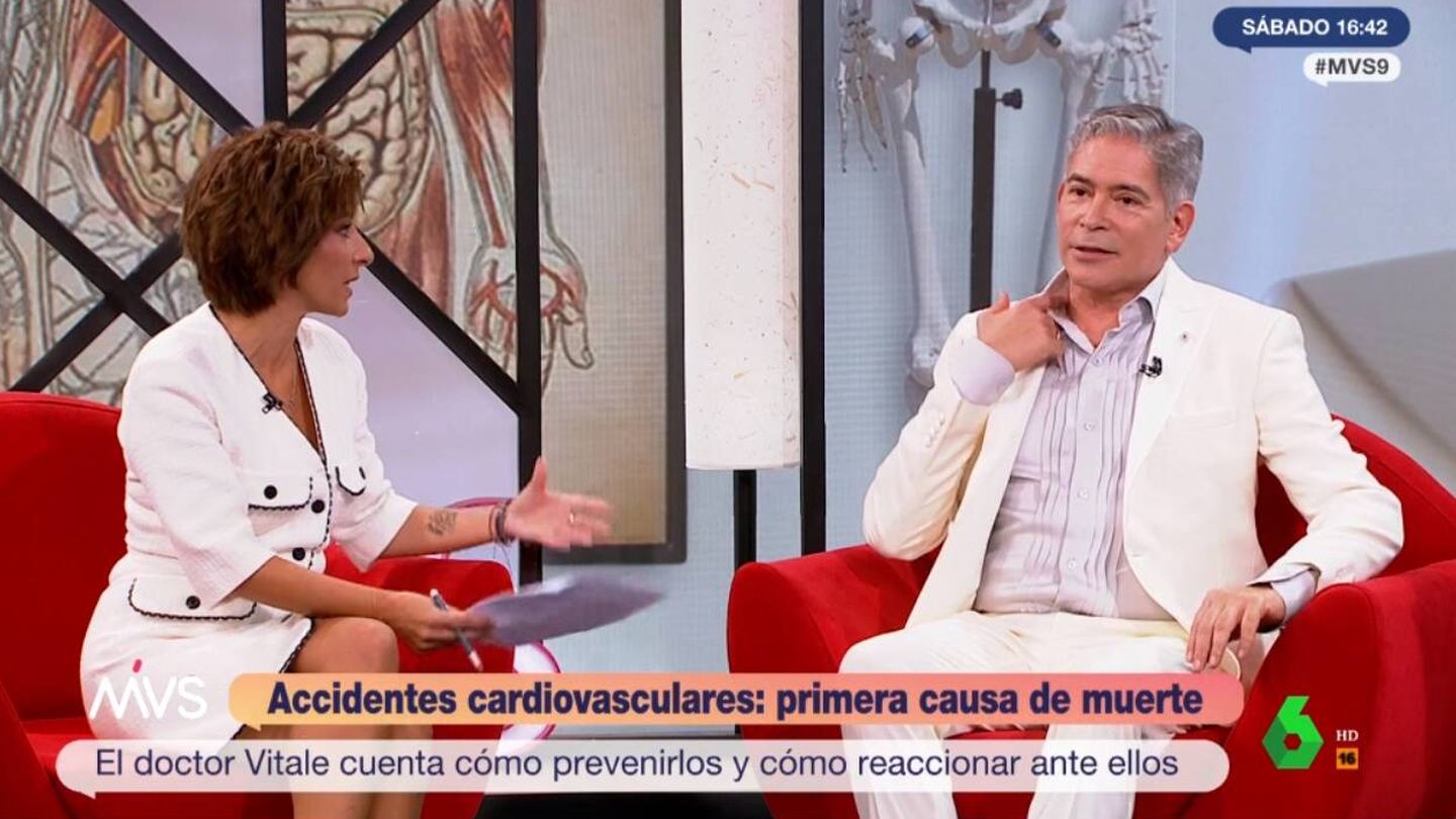 Boris Izaguirre junto a Adela González en 'Más vale sábado'. (Atresmedia)