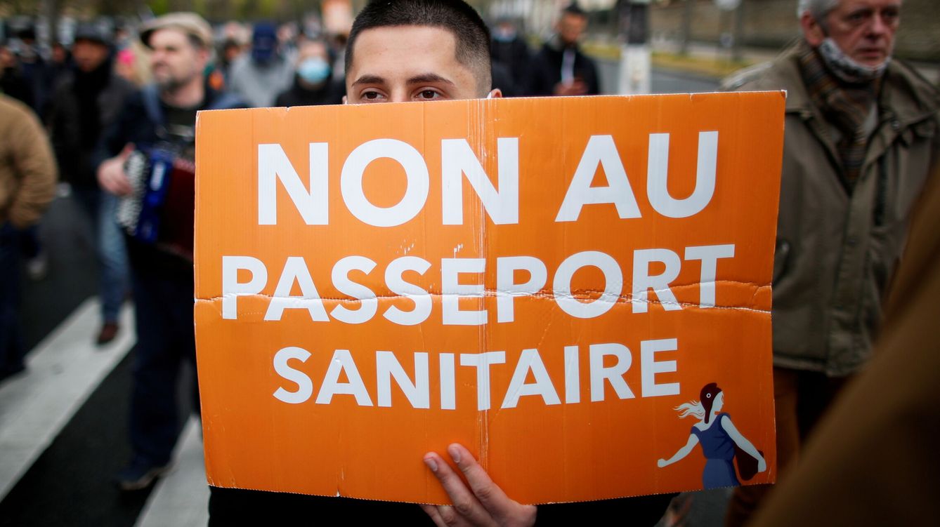 Foto: Protestas contra el pasaporte sanitario en París. (Reuters)