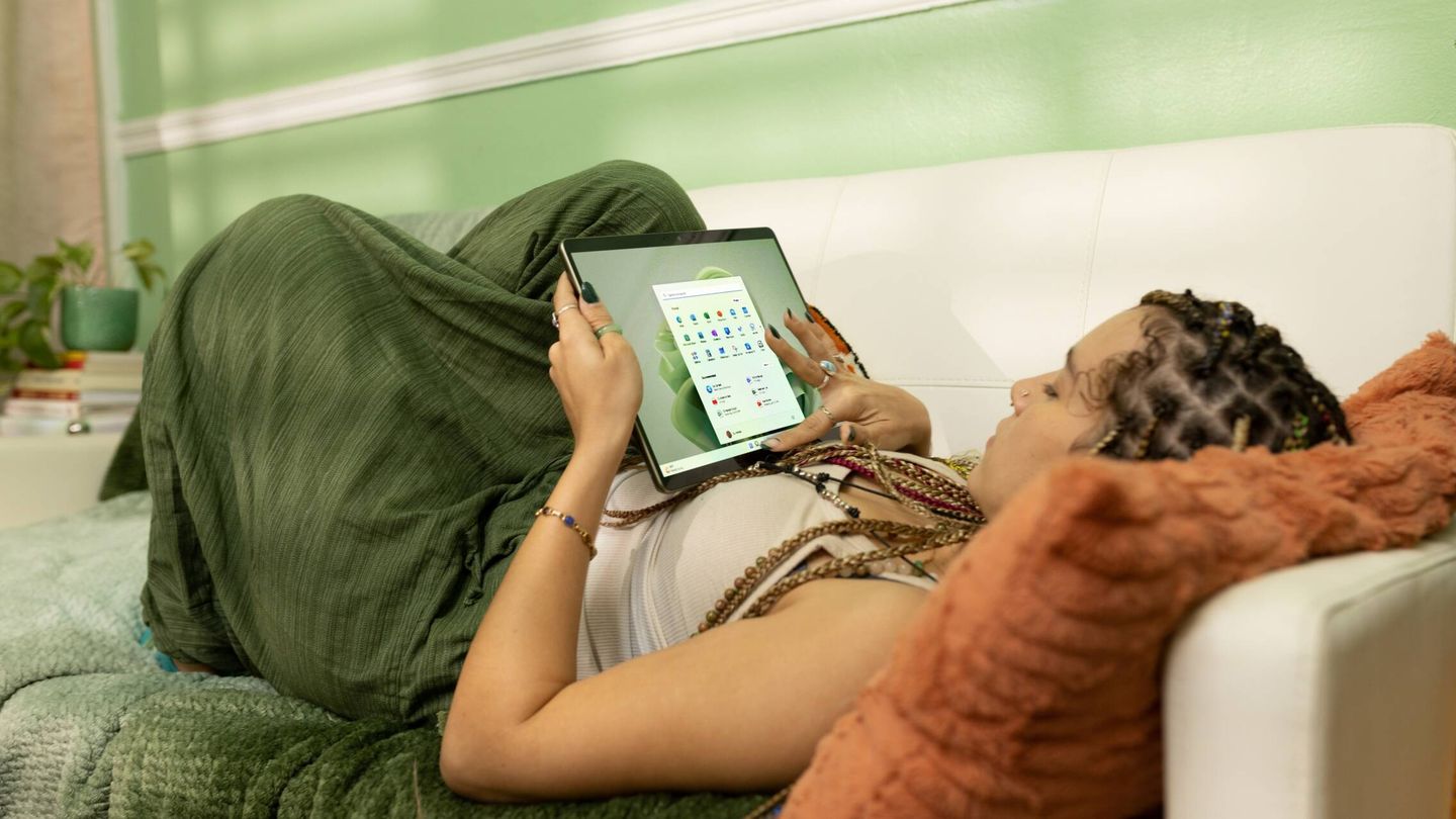 Una mujer con una 'tablet'. (Foto: Microsoft)