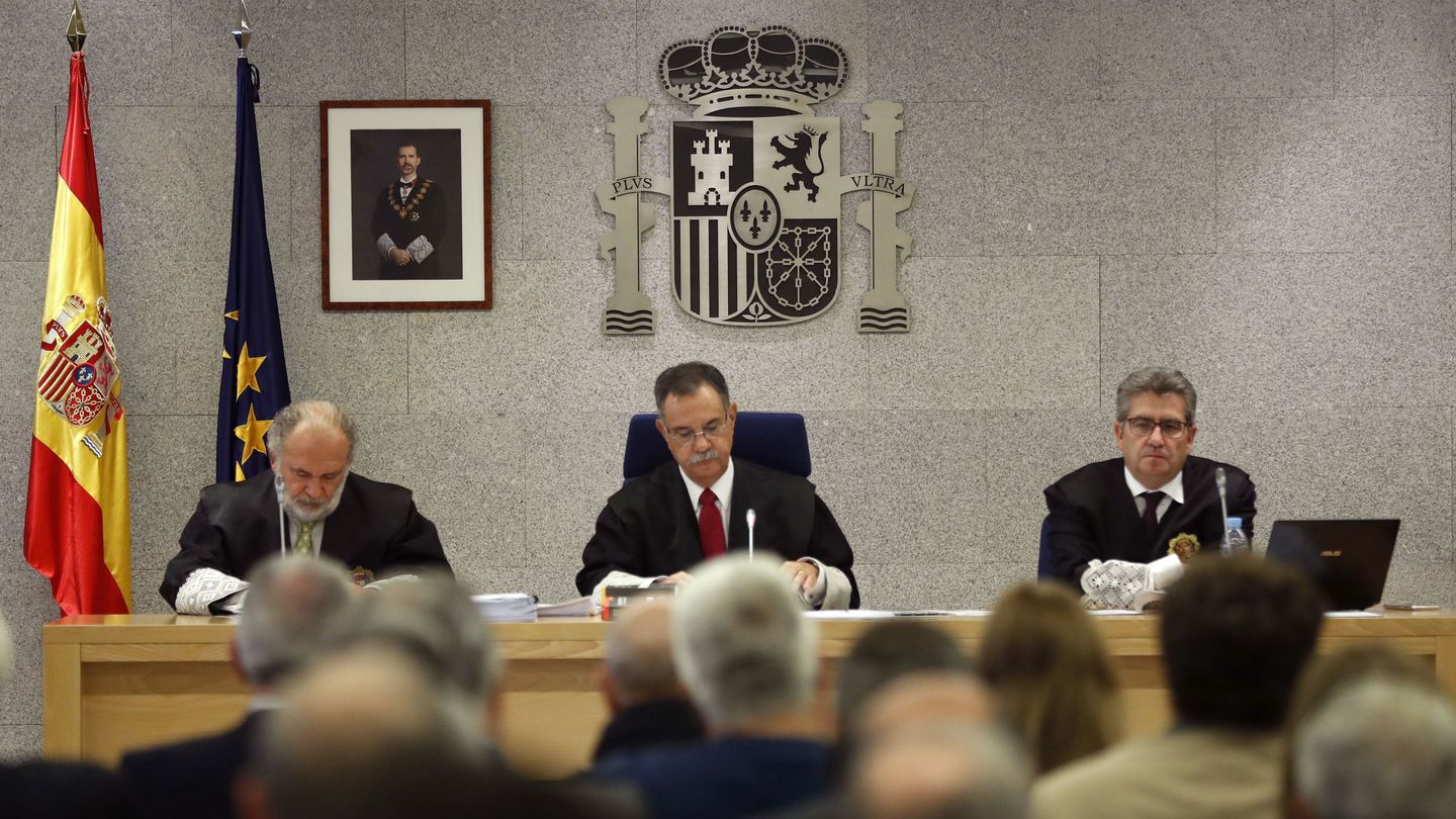 El presidente del tribunal, Ángel Hurtado (c), junto a los magistrados De Prada (d) y De Diego. (EFE)