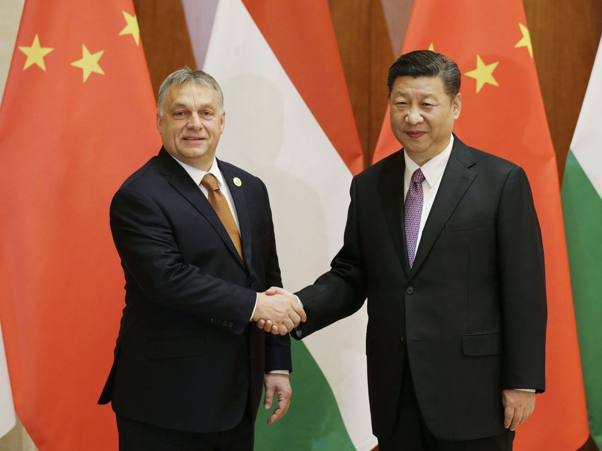 Foto: El primer ministro húngaro, Viktor Orbán (izq.), y el presidente chino, Xi Jinping, se estrechan la mano durante una visita del primero a Pekín. (EFE)
