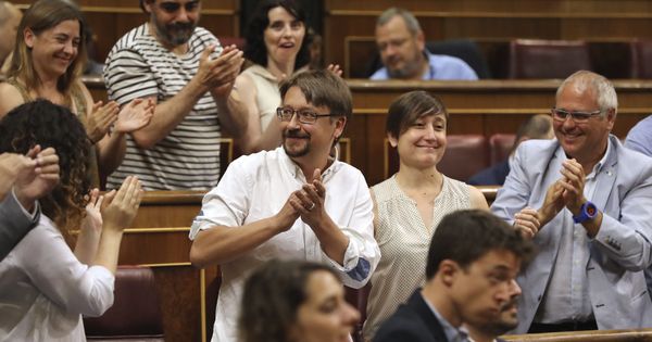 Foto: Xavier Domènech, de En Podem Comú, aplaudido por sus compañeros de partido tras su intervención en la segunda jornada del debate de la moción de censura. (EFE)