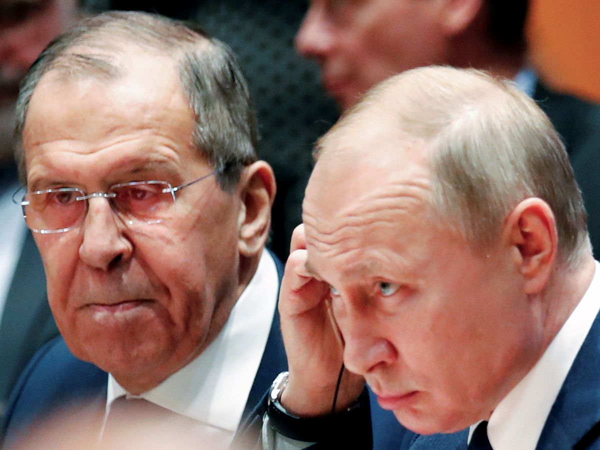 Foto: Vladimir Putin (d) y Sergei Lavrov. (Reuters/Archivo/Hannibal Hanschke)