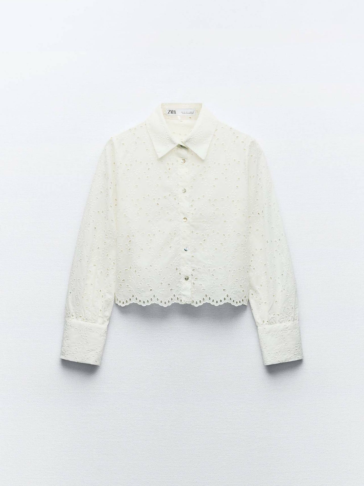 Camisa crop bordados perforados. (Web / Zara.es)