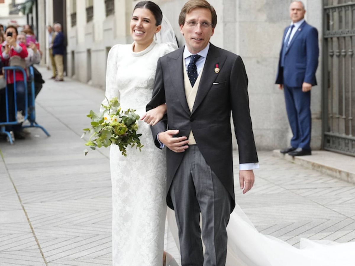 Foto: Teresa Urquijo y José Luis Martínez-Almeida, a la salida de la iglesia donde han celebrado su boda. (LP)