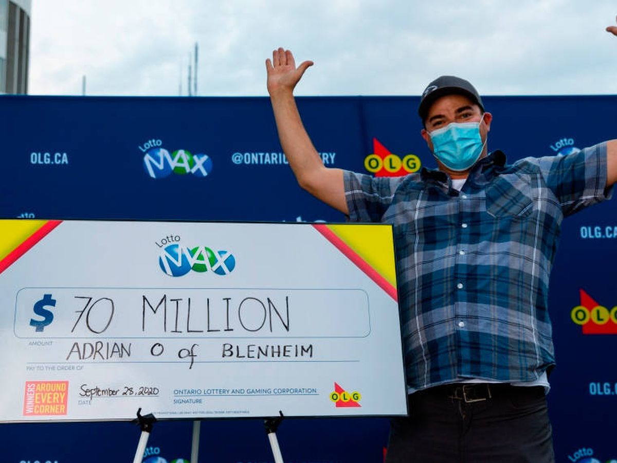 Foto: Adrian Olmstead, en el momento de recoger su cheque como ganador de la Lotto Max (OLG)