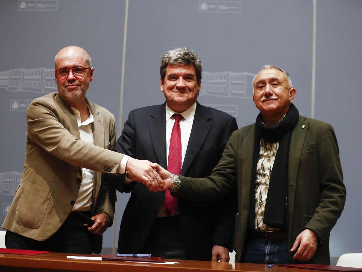 Foto: El ministro de Seguridad Social, José Luis Escrivá, y los secretario generales de CCOO y UGT, Unai Sordo (i) y Pepe Álvarez. (EFE/Javier Lizón)