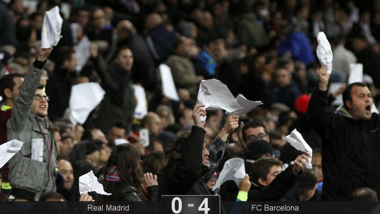 Foto: El público se hartó de la mala imagen habitual del equipo ante el Barça (EFE).