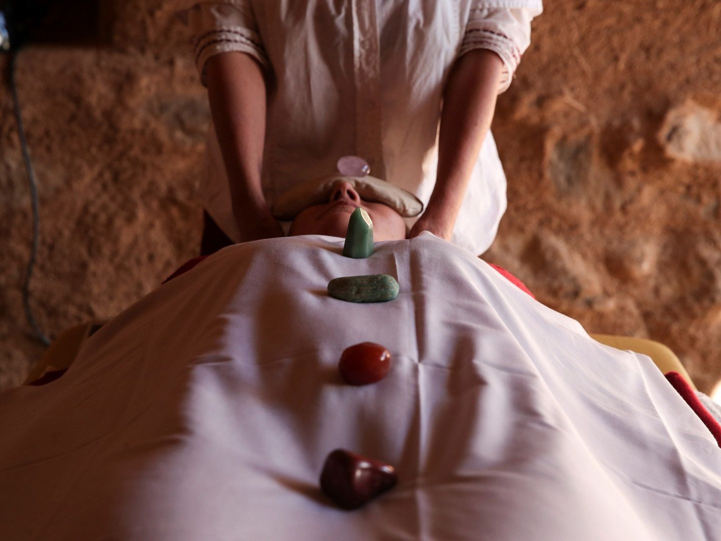 Una mujer disfruta de una terapia de masaje.