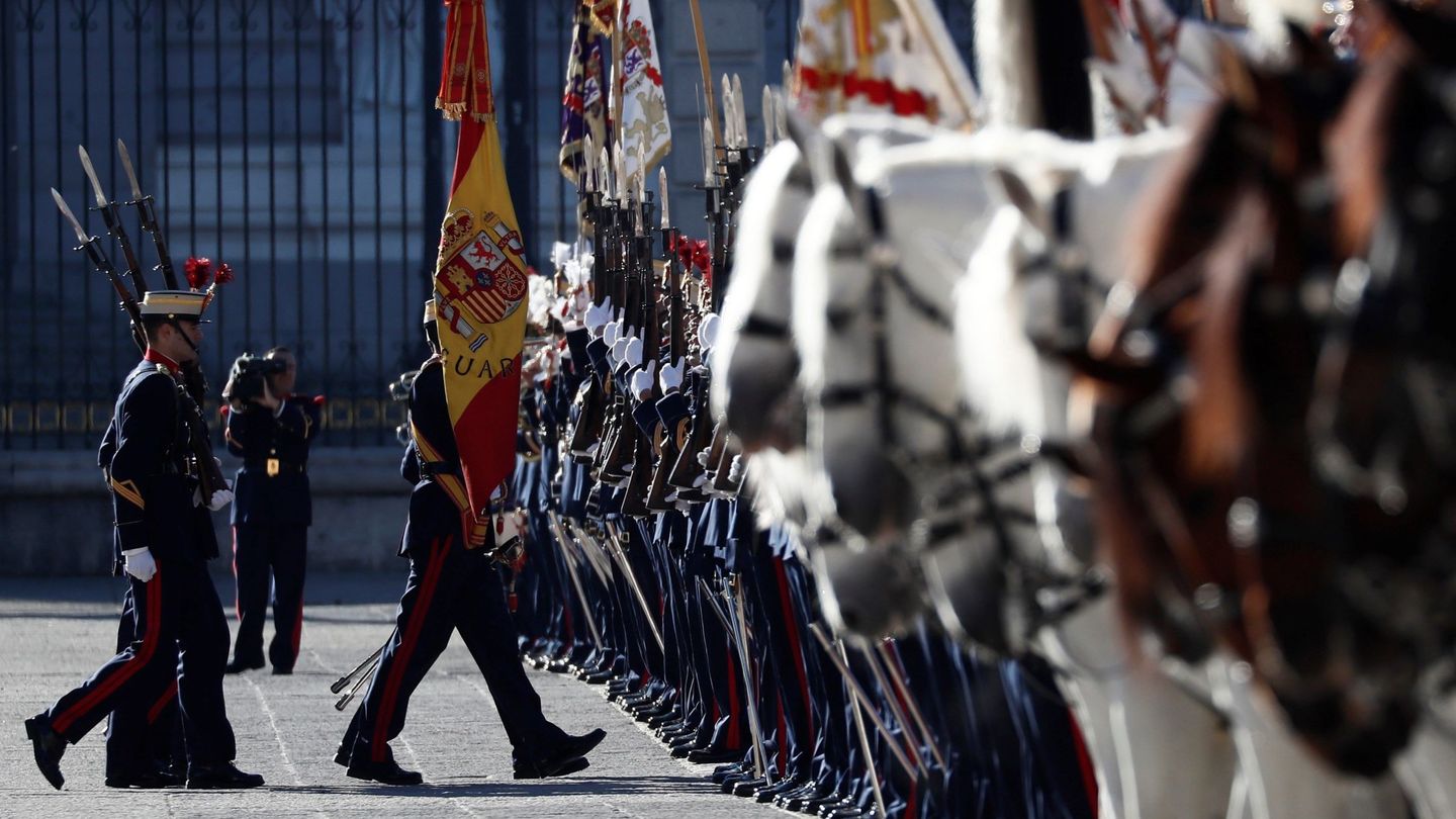 Miembros de la Guardia Real formados en el patio de armas del Palacio Real. (EFE)