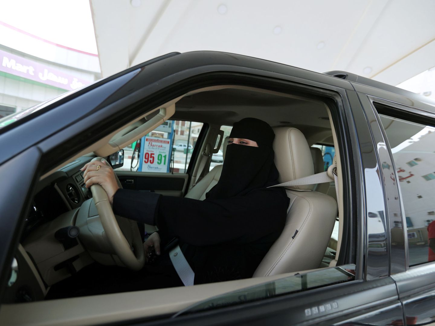 Una mujer saudí llamada Amira al volante en Damman. (Reuters)
