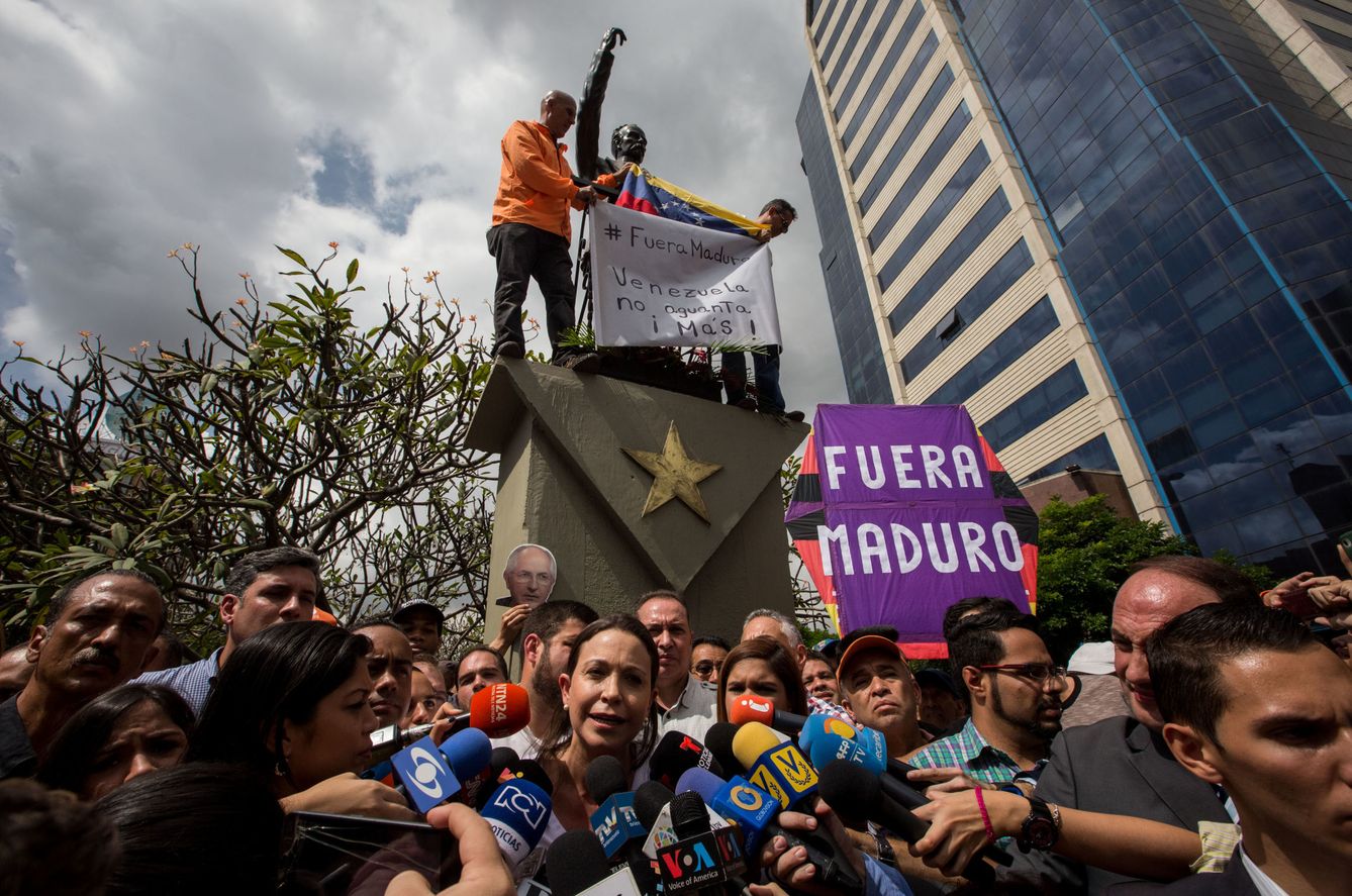 Opositores participan en una protesta contra el presidente Nicolás Maduro, el 20 de diciembre del 2016, en Caracas (EFE)
