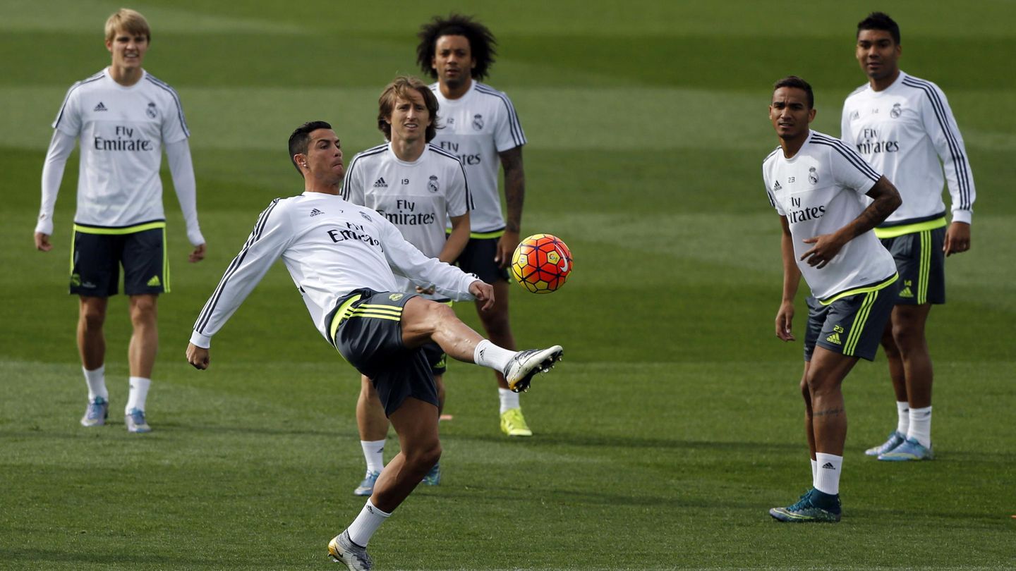 Odegaard, junto a Casemiro, Marcelo,  Danilo, Modric y Cristiano Ronaldo, en 2015. (EFE) 