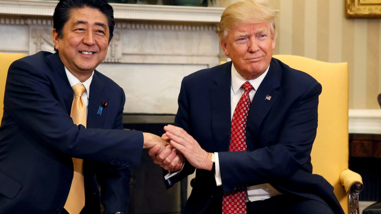Foto: El primer ministro japonés, Shinzo Abe, estrecha la mano de su homólogo estadounidense, Donald Trump. (Reuters)