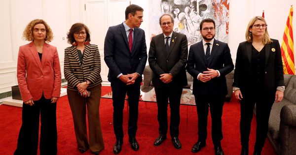 Foto: Meritxell Batet, Carmen Calvo, Pedro Sánchez, Quim Torra, Pere Aragonès y Elsa Artadi, después de las dos reuniones. (Reuters)