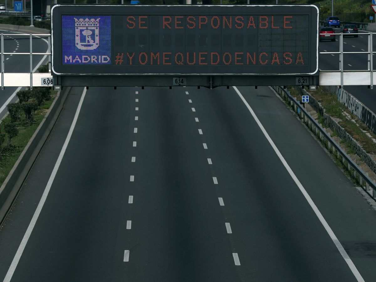 Foto: El tráfico en la M-30 madrileña fue este lunes un 75% inferior al último lunes de febrero. (EFE)