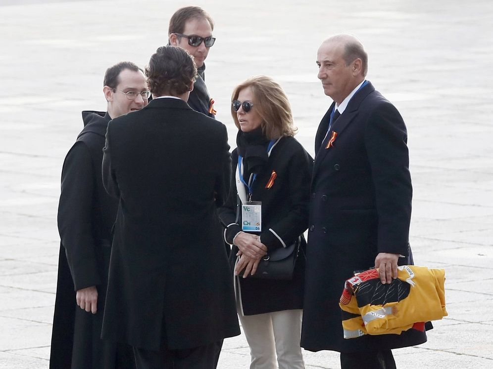 Foto: Francis Franco, junto a otros familiares del dictador en el Valle de los Caídos. (EFE)