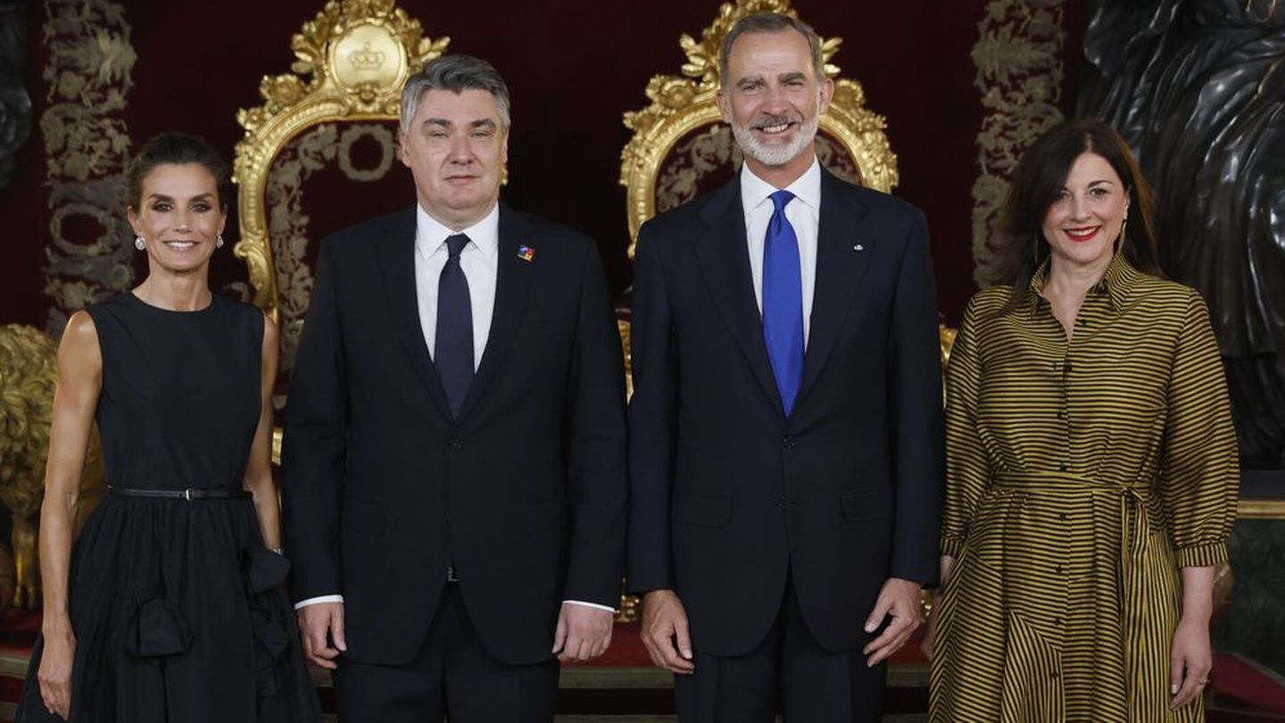 Don Felipe y doña Letizia con el Presidente de Croacia y su mujer en el Palacio Real. (EFE)
