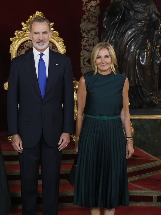 El rey Felipe VI posa con la primera dama griega, Mareva Grabowski. (EFE/Pool/Juanjo Martín) 