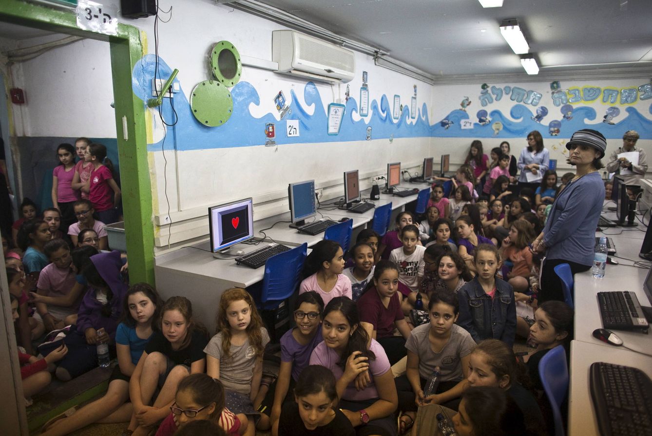 Ejercicio antiterrorista en una escuela israelí en Jerusalén, en junio de 2015. Ejercicios similares fueron copiados por las escuelas judías de Francia, y ahora por otras (Reuters)