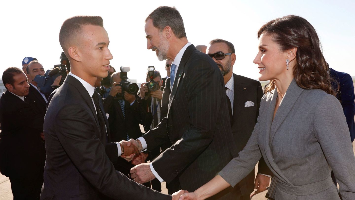 El príncipe heredero de Marruecos recibe a los Reyes de España en 2019. (EFE)
