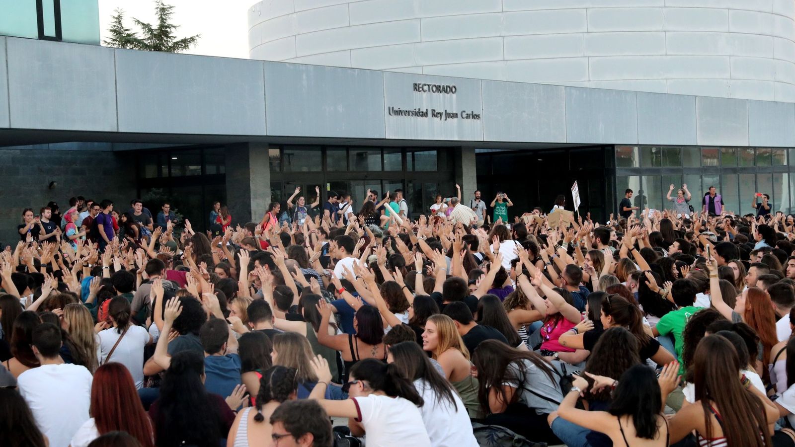 Foto: Los alumnos de la URJC, durante una protesta frente al rectorado. (EFE)