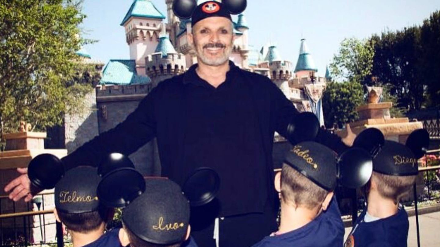 Miguel Bosé con sus hijos en Disneyland en 2017. (Instagram)