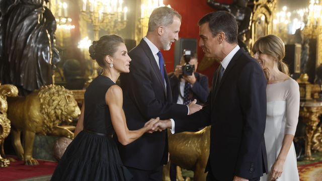 Los Reyes de España saludan al presidente, Pedro Sánchez, y a su mujer, Begoña Gómez, en el Palacio Real. (EFE/Martín)