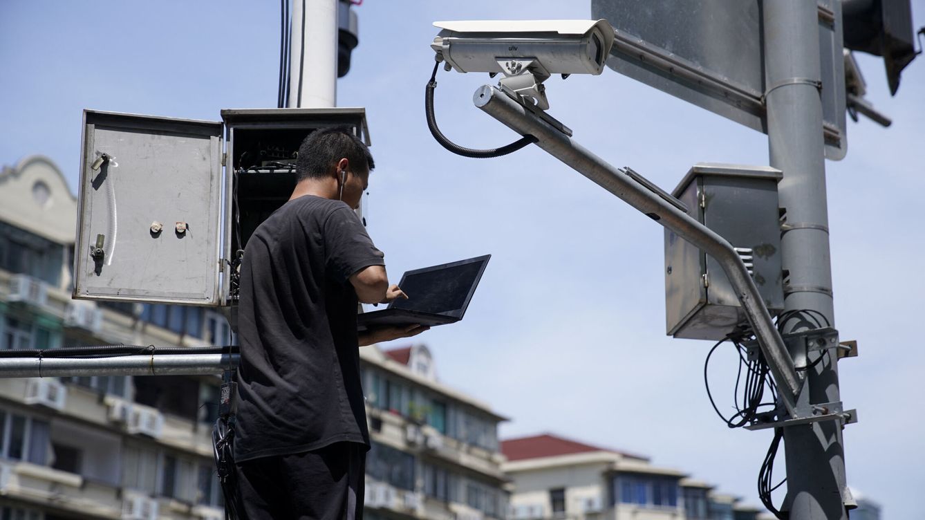 Foto: Un trabajador comprueba una cámara de vigilancia en Shanghái, China. (Reuters/Aly Song)