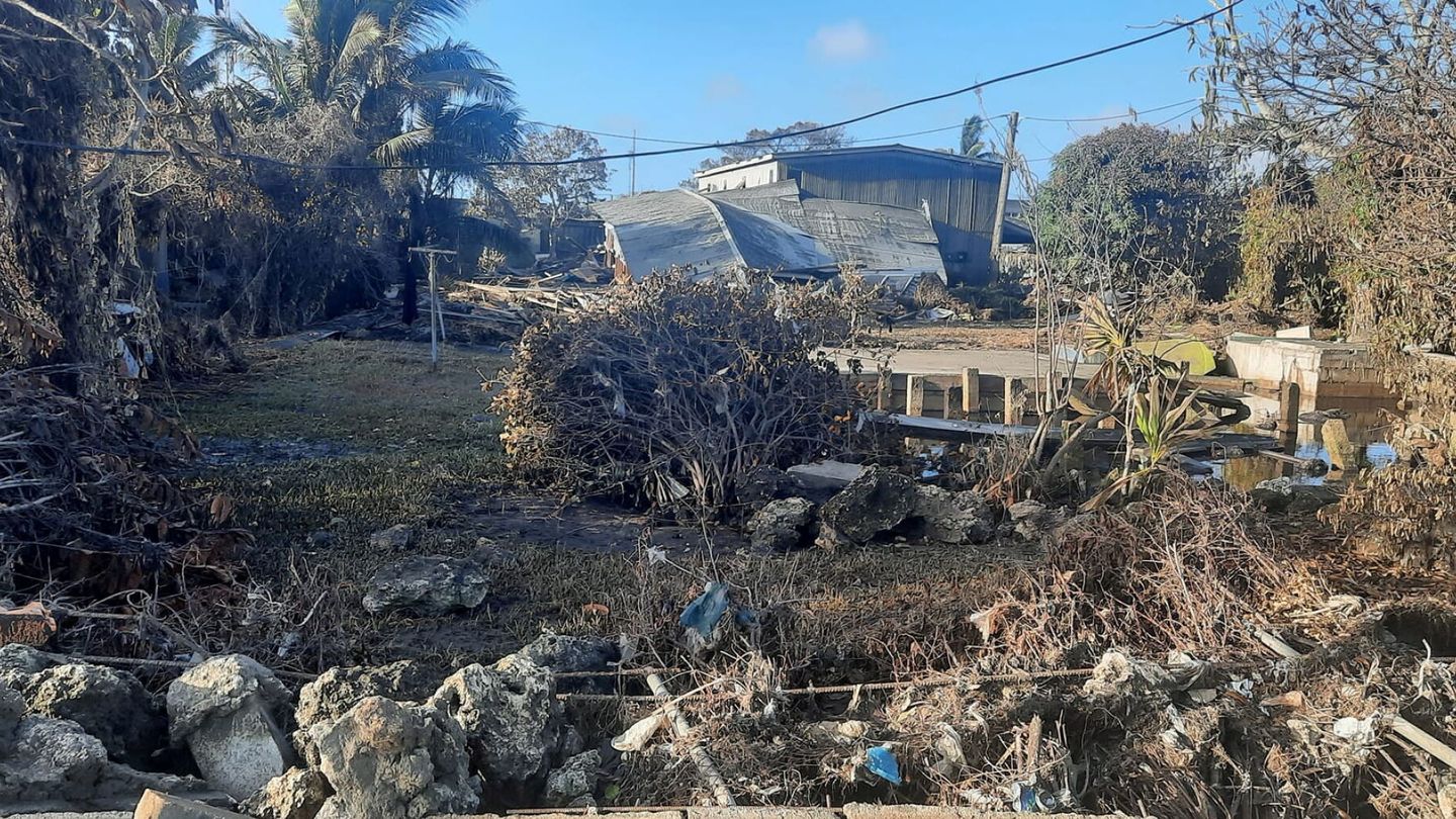 Las consecuencias del tsunami son visibles en toda la isla (Reuters)