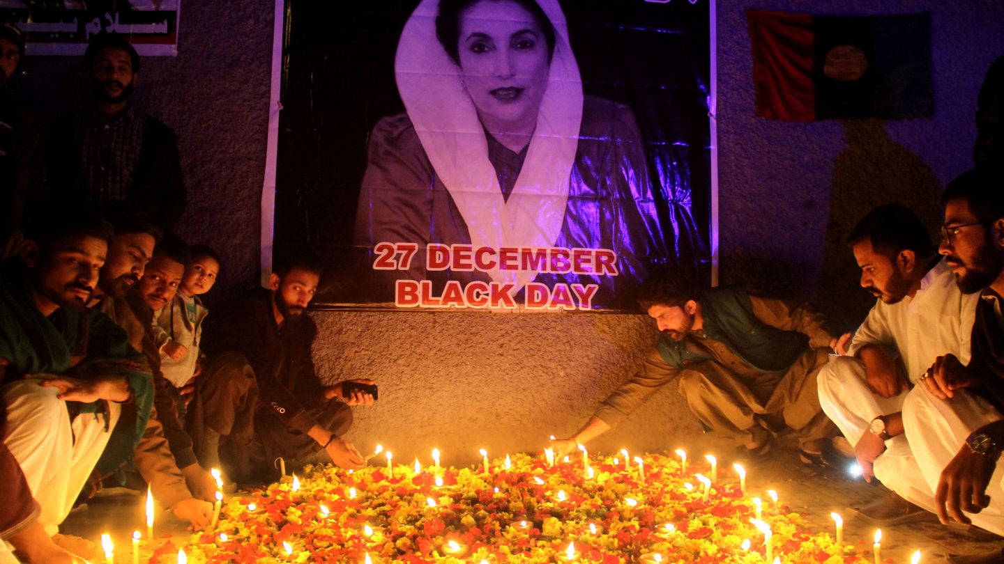 Ciudadanos pakistaníes encienden velas en recuerdo del aniversario del asesinato de Benazir Bhutto. (EFE)