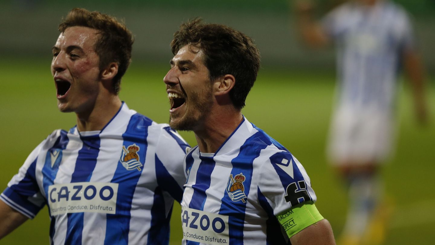 Los jugadores de la Real celebran el gol. (EFE/Christian Bruna)