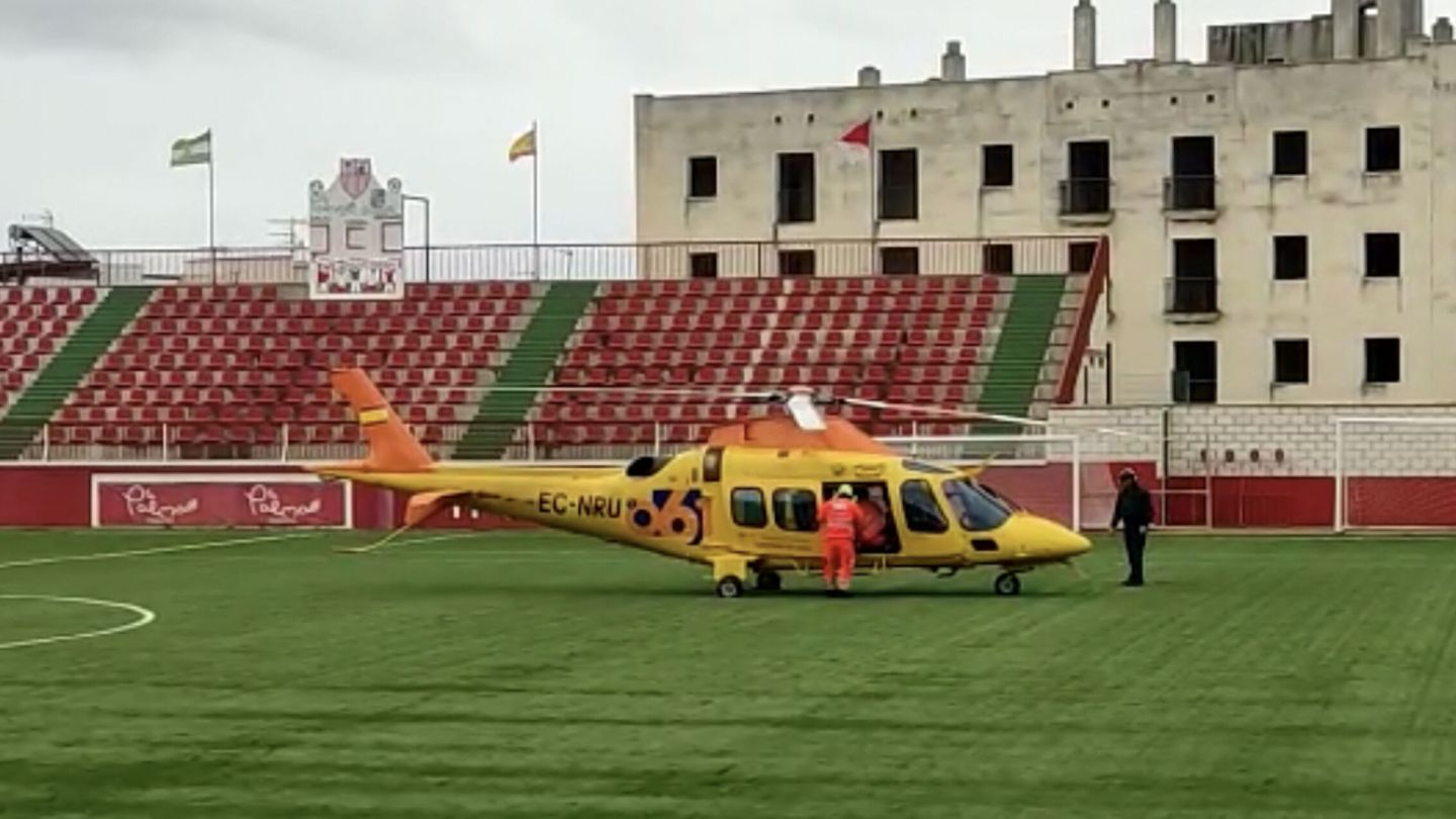 El helicóptero que trasladó al menor a Sevilla. (EFE/Fermín Cabanillas)