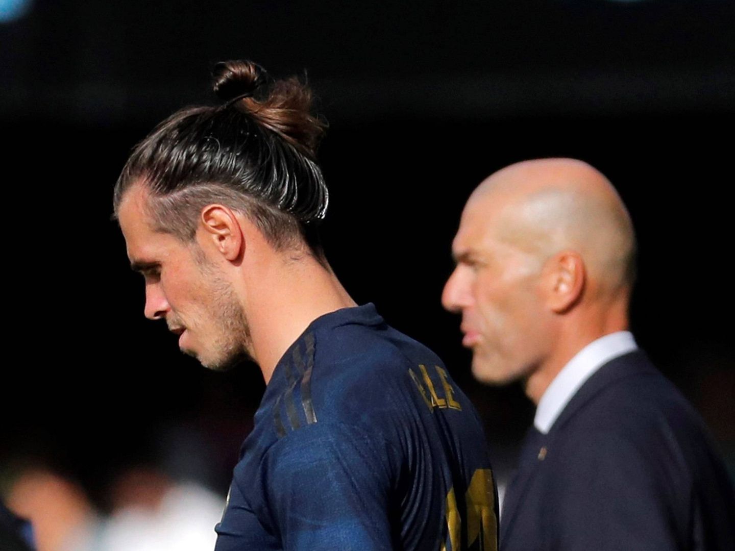 Bale, junto a Zidane, en Vigo. (EFE)