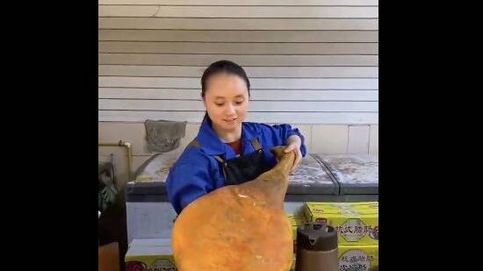 La técnica de una china cortando jamón se vuelve viral y deja en shock a todos